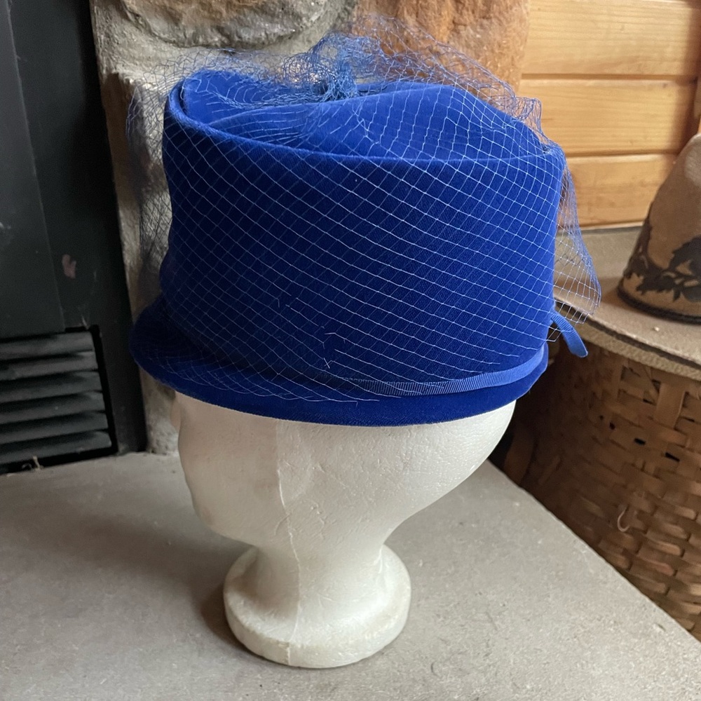1950s Linda Farrell Velvet‎ Tall Hat - Picture 5 of 7